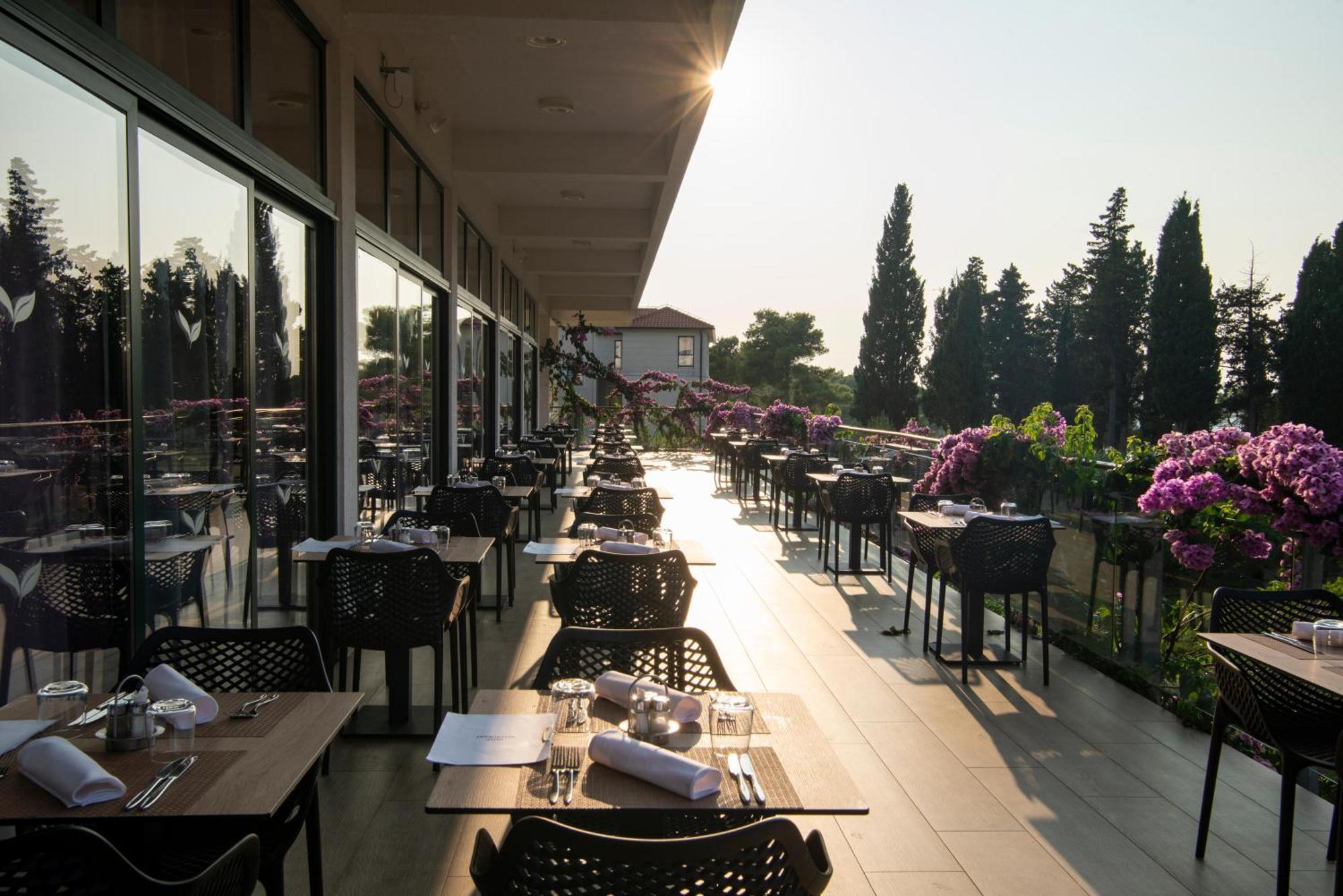 Aminess Vival Casa Velaris Hotel Supetar Exterior foto