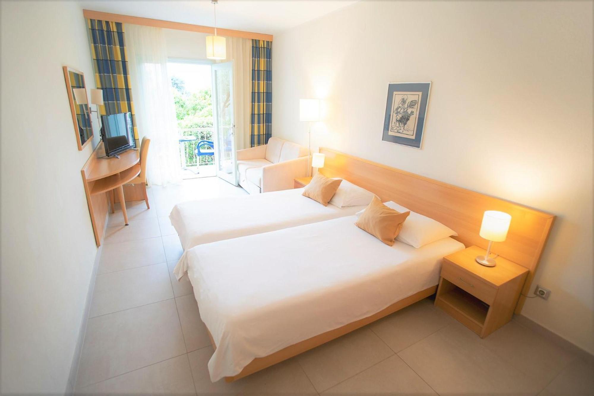 Aminess Vival Casa Velaris Hotel Supetar Exterior foto
